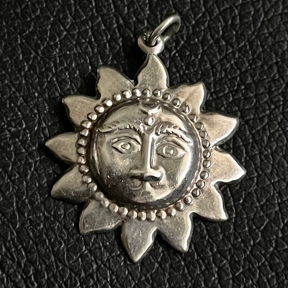 Sterling Silver Klaatu Sun Sunshine pendant - Picture 1 of 2